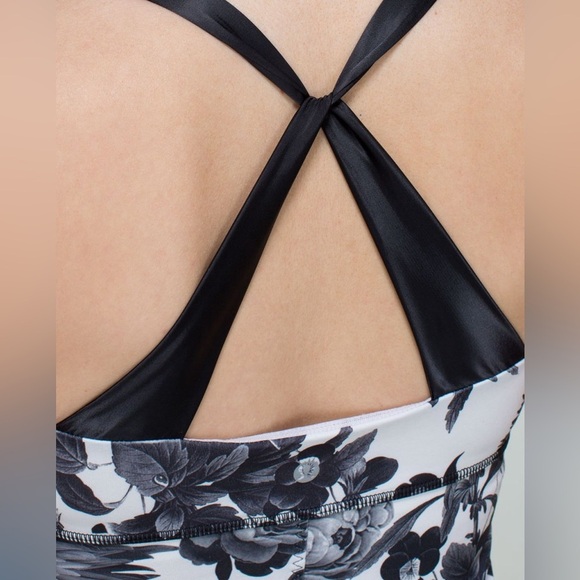 Lululemon Women’s Daily Practice Black white Floral Tank top in US 4 - Picture 3 of 10